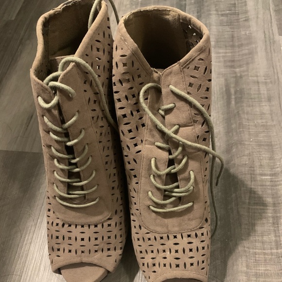 Heels - Picture 2 of 5